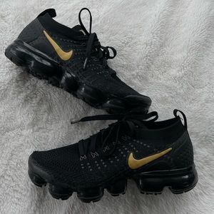 Nike Womens Air VAPOURMAX Flynit 2 shoe. Size 7.5